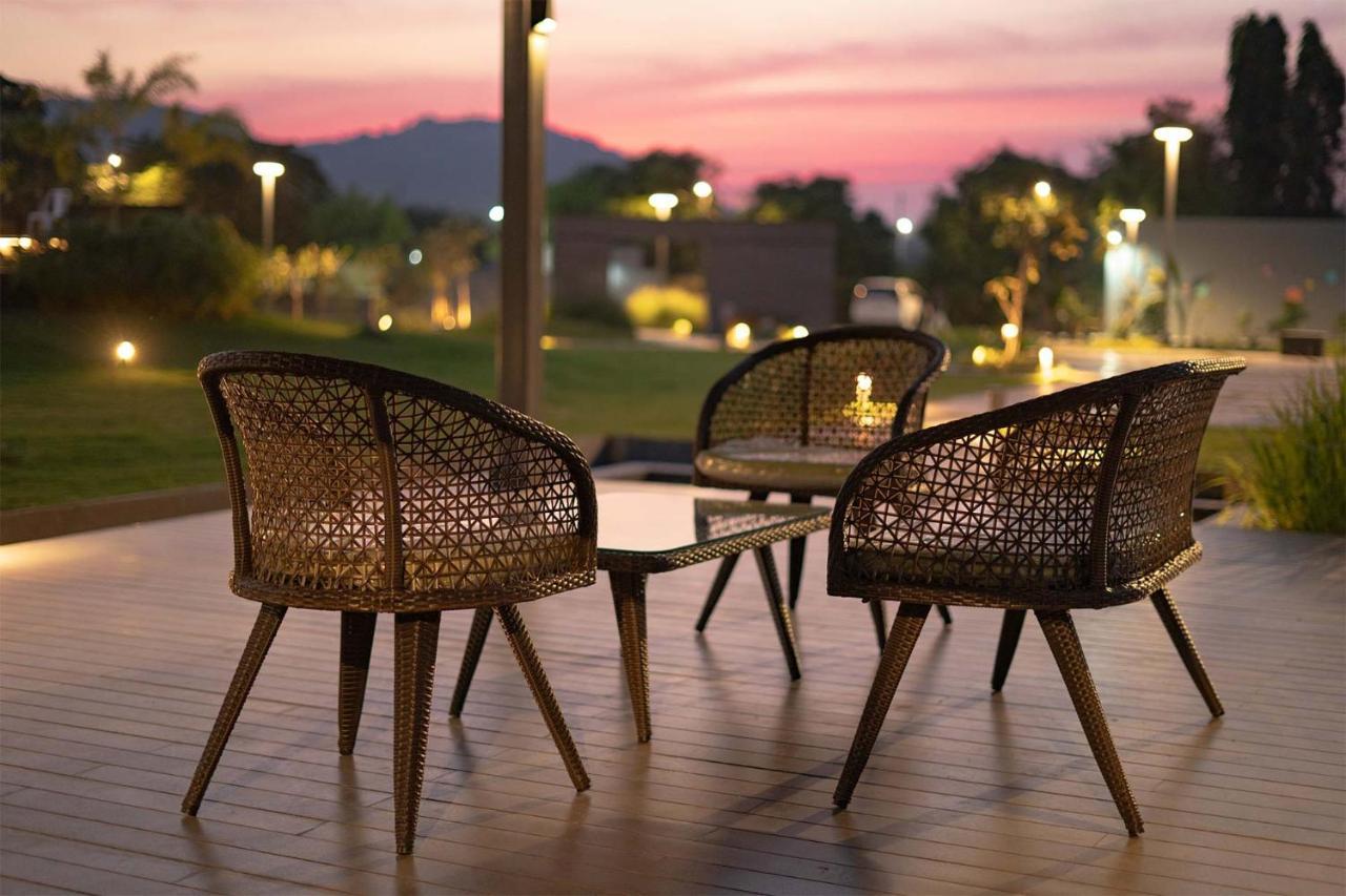 Stayvista'S Le Bon Horizon - Hillside Elegance With Chic Interiors, Poolside Serenity & Picturesque Gazebo - Proximity To Sula นาสิก ภายนอก รูปภาพ