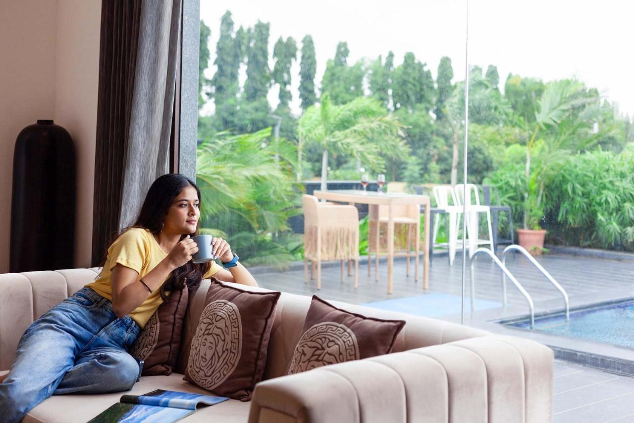 Stayvista'S Le Bon Horizon - Hillside Elegance With Chic Interiors, Poolside Serenity & Picturesque Gazebo - Proximity To Sula นาสิก ภายนอก รูปภาพ